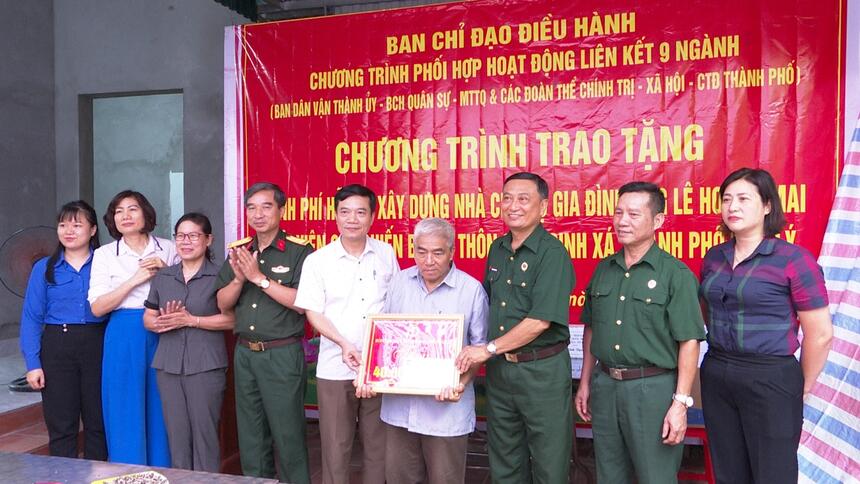 Ban Chỉ đạo điều hành chương trình phối hợp hoạt động liên kết 9 ngành thành phố Phủ Lý tổ chức chương trình trao tặng kinh phí hỗ trợ xây dựng nhà cho hộ gia đình ông Lê Hoàng Mai – hội viên Hôi CCB thôn 3, xã Đinh Xá.