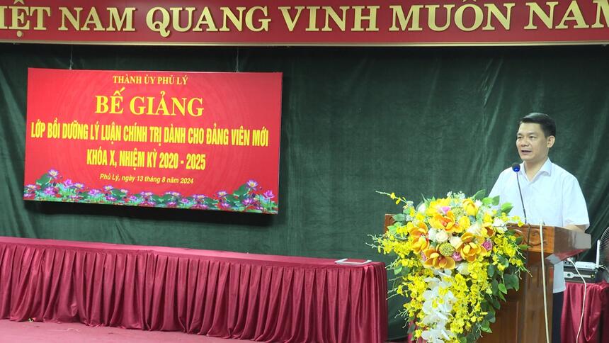 Thành ủy Phủ Lý bế giảng lớp Bồi dưỡng lý luận chính trị dành cho Đảng viên mới khoá X